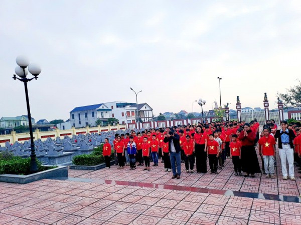ngày 22/12 GV, HS thắp hương kính viếng tại nghĩa trang liệt sĩ.